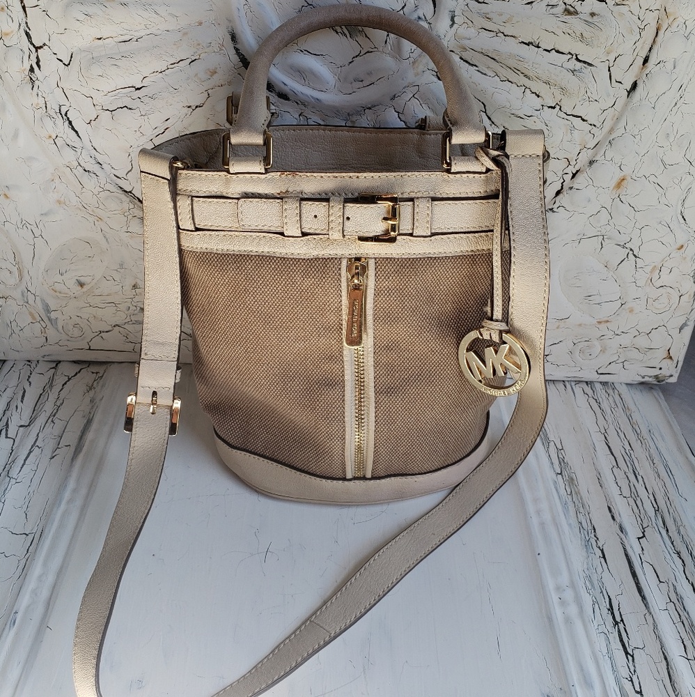 Retired Michael Kors Kingsbury Leather Bucket Bag. 021322 Small - Picture 2 of 8